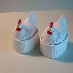 Salt pepper shakers/condiment dishes